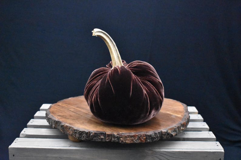 Grote fluwelen pompoen: herfstdecoratie voor Thanksgiving, bruiloft en huisdecoratie Brown