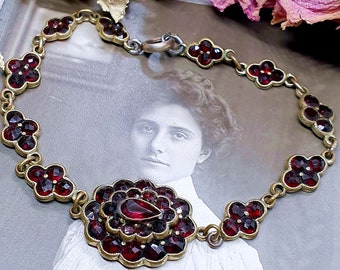 Schönes Goldenes Jugendstil  Granat Armband mit einer großen Blume Rosette zwischen kleinen Romben in der Mitte