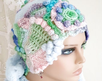 Designer Mütze aus Blau, Rosa, Grüner Verlaufswolle gehäkelten Blumen im 20 Jahre Stil