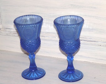 2 niebieskie kieliszki do wina w stylu vintage z tłoczonego szkła z klejnotem w kształcie głowy pięknej kobiety