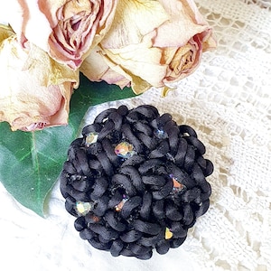 Ausgefallener Vintage Schmuck Knopf schwarze Stoff Schlingen mit Strass besetzt - großer Dekoknopf für Mäntel etc.