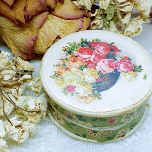 Pequeño joyero antiguo con rosas, caja de cartón victoriana vintage con litografía de alrededor de 1900 como embalaje de regalo.