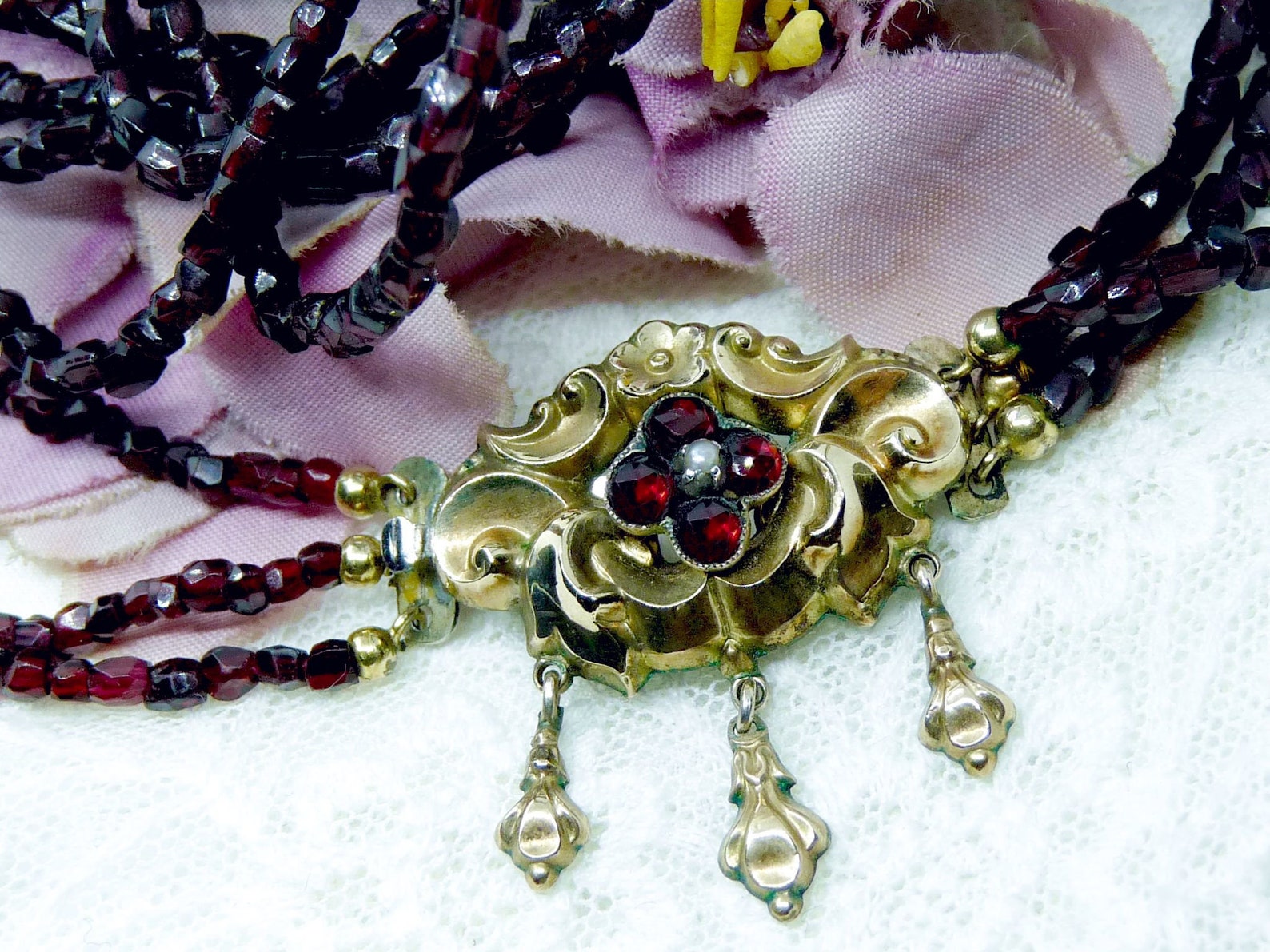 Beautiful Biedermeier garnet flower necklace necklace, 3 rows goiter necklace with gold rosette and grapefruit
