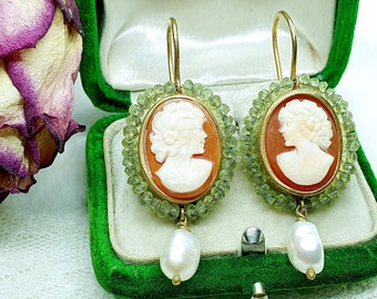 Goldene Vintage Kamee Ohrringe mit Peridot Kranz und Perlen Bommel, Ohrhänger schönen geschnitzten Frauenkopf Muschel Gemmen
