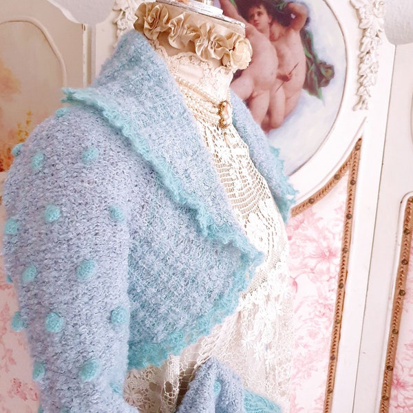 Handmade - Gestricktes Hellblaues Bolero Shrug aus Mohair Flausch Wolle mit Türkisen Schneeflocken Knubbeln und großem Kragen