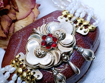 Schöne Biedermeier Granat Blumen Collier Kette, 6 Reihige Biwa Perlen Kropfkette mit Gold Rosette u. Pampeln