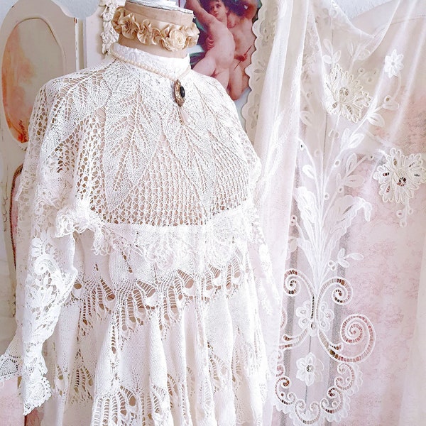 Blouse en dentelle romantique style victorien blanc crème avec empiècement rond et col montant en dentelle vintage mixte