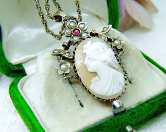 Zauberhaftes Jugendstil Kamee Collier, Silber mit Muschel Gemme umrankt von Blüten Ranken mit Orient Perlen und einem Rubin