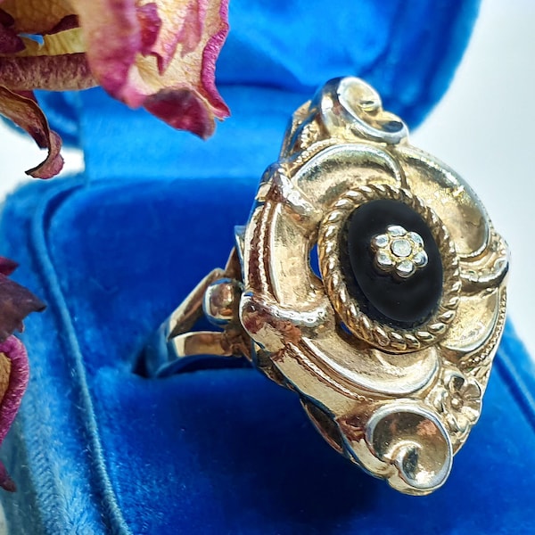 Bague en onyx Biedermeier opulente et inhabituelle avec serti de fioritures dorées avec pierre ovale et fleur au milieu