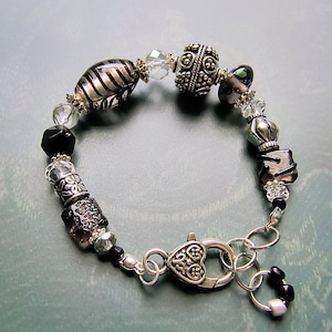 Perlenarmband in schwarz und silber Tönen und mit einem Hauch von funkelnden weißen Kristall