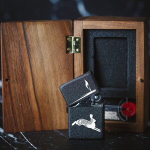 Engraved Rabbit Windproof Lighter – Personalized Gift with Box 065 bild 9