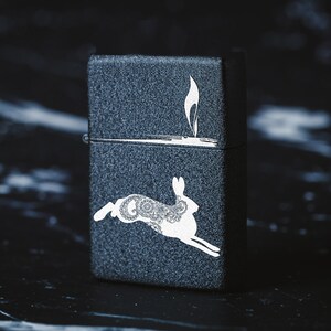 Engraved Rabbit Windproof Lighter – Personalized Gift with Box 065 bild 2