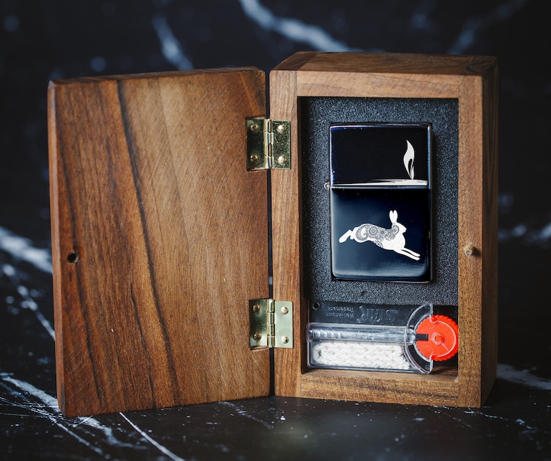 Engraved Rabbit Windproof Lighter – Personalized Gift with Box 065 bild 4