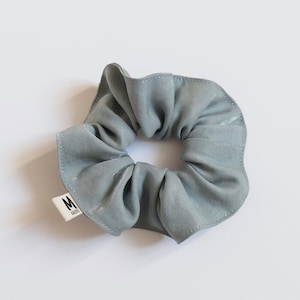 Scrunchie w kolorze satynowego seledynowego błękitu