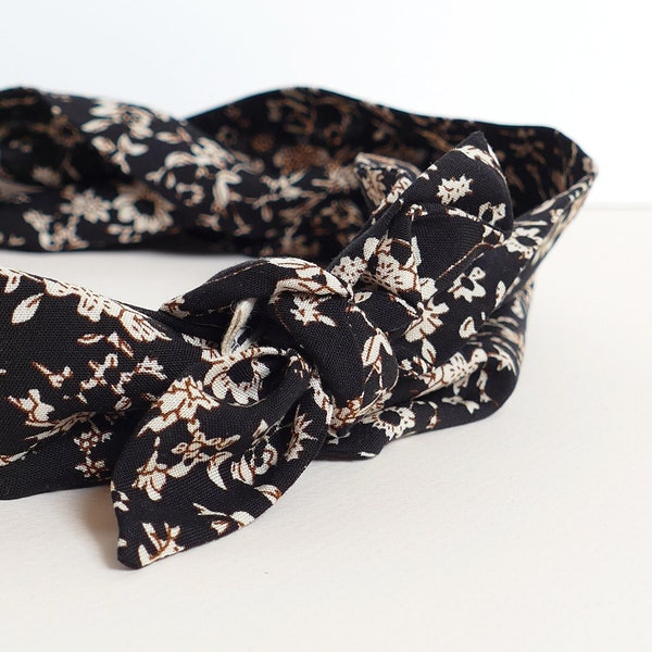 Foulard noir fleurs discrètes