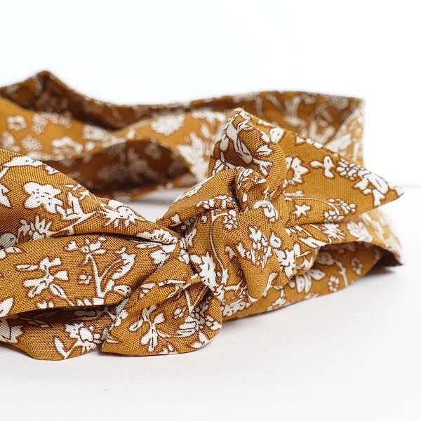 Foulard ocre fleurs discrètes