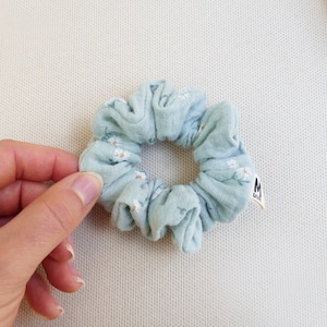 Scrunchie minus blue cotton gauze daisy pattern