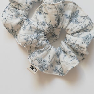 Cotton gauze scrunchie with blue toile de jouy pattern