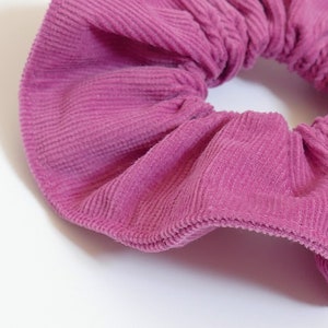 Op de afbeelding: Een roze corduroy haarband.