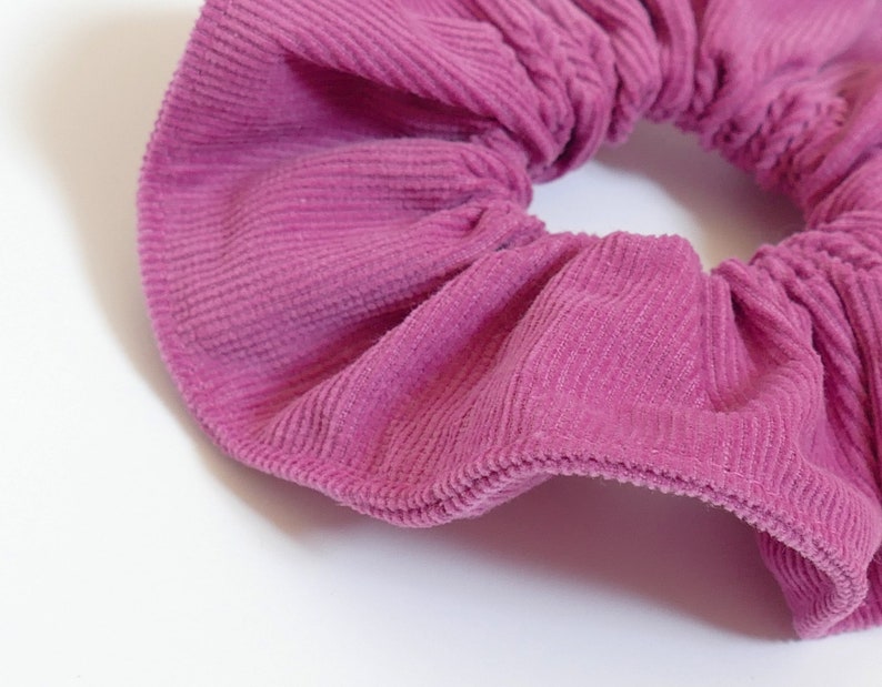 Op de afbeelding: Een roze corduroy haarband.