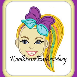 Puede incluir: Diseño bordado de una niña con un lazo morado en el pelo y una coleta a rayas amarilla, verde y azul. El diseño incluye el texto "Koolbeanz Embroidery".