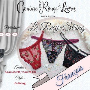 Può includere: Tre paia di biancheria intima in pizzo nero, rosso e floreale di tipo string. La biancheria intima è su uno sfondo bianco con un nastro rosa e il testo "Le Recy-String" in nero.