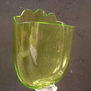 1800&#39;s Victorian Vaseline Green Art Glass Carding Place Card Holder