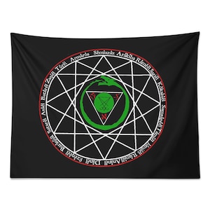 Puede incluir: Tapiz negro con un diseño en forma de estrella blanca y un borde circular rojo y blanco. El centro incluye un círculo verde con un triángulo y una serpiente que se muerde la cola. Texto en blanco y rojo.