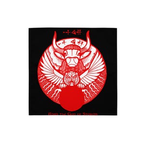Puede incluir: Bandana cuadrada negra con un gráfico rojo y blanco. El diseño presenta una criatura parecida a un toro con alas, un círculo y el texto "Adad The God of Storms".