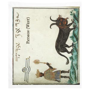 Puede incluir: Un tapiz con una ilustración medieval de Paymon (Oeste). La obra representa una criatura negra con cuernos y una figura que sostiene un cetro. El texto incluye el nombre "Paymon" y otras escrituras.