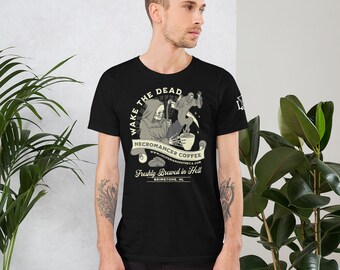 Könnte beinhalten: Schwarzes T-Shirt mit einem Grafikdruck eines Skeletts, das eine Tasse Kaffee hält. Der Text auf dem Shirt lautet "Wake the Dead, Necromancer Coffee, Freshly Brewed in Hell, Brimstone, HL."