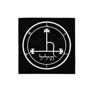 Puede incluir: Cuadrado negro con un diseño circular blanco. El diseño incluye una cruz, una línea curva y texto hebreo. Las letras "H", "L" e "I" están colocadas alrededor del círculo. El diseño está centrado en el cuadrado.