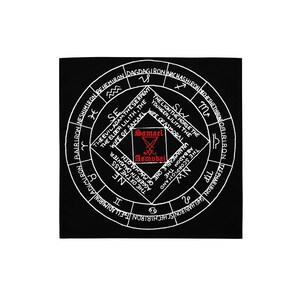 Könnte beinhalten: Schwarzes quadratisches Textil mit einem weißen kreisförmigen Design mit Text und Symbolen. Das zentrale Design enthält ein rotes Pentagramm und die Namen "Samael" und "Asmodai". Der äußere Kreis enthält zusätzlichen Text und astrologische Symbole.
