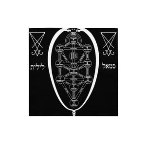 Könnte beinhalten: Schwarzes quadratisches Textil mit einem weißen Diagramm des Lebensbaums, hebräischen Texten und Symbolen. Das Diagramm befindet sich in einer ovalen Form. In den Ecken befinden sich umgekehrte Pentagramme und hebräische Texte.