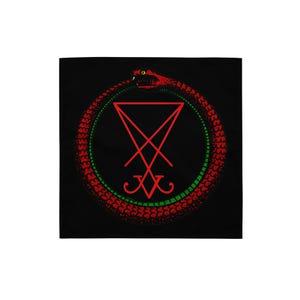 Peut inclure: Bandana carrée noire avec un serpent rouge qui se mord la queue, formant un cercle autour d'un pentagramme inversé rouge. Le serpent a un contour vert. Le motif est centré sur le bandana.