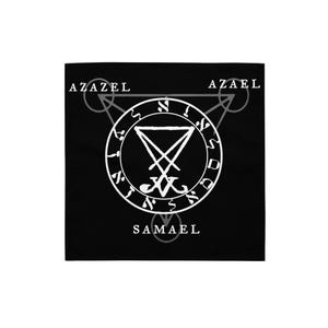 Peut inclure: Textile carré noir avec un symbole occulte blanc. Le motif comprend un cercle central avec des lettres hébraïques et un triangle pointant vers le bas. Les mots "AZAZEL" et "SAMAEL" sont également visibles.