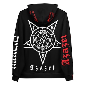Könnte beinhalten: Schwarzer Kapuzenpullover mit einem weißen Pentagramm-Design auf der Rückseite, mit dem Text "Azazel" und anderen Symbolen. Die Ärmel haben weißen und roten Text. Die Kapuze hat roten Text. Ein einzigartiges Grafik-Bekleidungsstück.