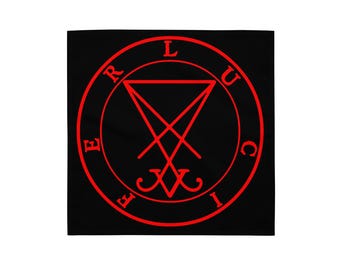 以下が含まれることがあります： 黒い正方形の布に赤いルシファーのシジル。シジルは、中央に逆三角形があり、L、U、C、I、F、E、Rの文字が入った円で囲まれた様式化されたシンボルです。デザインは布の中央に配置されています。