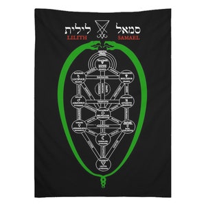 Op de afbeelding: Een zwart en groen wandkleed met een wit levensboomontwerp. De boom is omringd door een groene slang en heeft bovenaan Hebreeuwse tekst, "LILITH" en "SAMAEL".