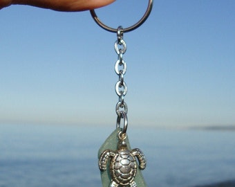 Sea Glass/ Turtle Keychain - Authentique Chaîne de clés en verre de mer - Anneau de clé tortue - Style nautique - Cadeau d’Italie - Fait à la main en Italie