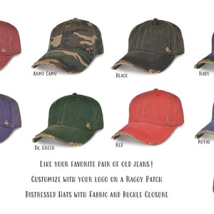 Op de afbeelding: Versleten baseballpetten in verschillende kleuren, waaronder kardinaal, legercamo, zwart, marineblauw, paars, donkergroen, rood, koninklijkblauw en bordeauxrood. De petten hebben een stoffen sluiting en een gesp. De tekst "Net als je favoriete paar oude jeans! Personaliseer met je logo op een versleten patch. Versleten petten met stoffen sluiting en gesp." wordt onder de petten weergegeven.