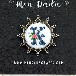 Pequeño pin de broche de collar de flores de letra K inicial. Diseño de plantilla bordado. Monograma de flor de rosa victoriana. Regalo para hombres. Listo para enviar.