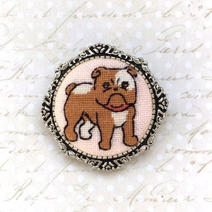 Englische Bulldogge oder amerikanische Bully niedliche Welpe Pin Geschenke für Hundebesitzer. Winziges besticktes BroschenAccessoire für Tierliebhaber. Haustier Verlust Geschenk.
