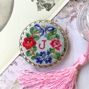 Viktorianischer Stil bestickte Brosche mit Blumenkranz und Anfangsbuchstaben J. Petit point Kreuzstich-Anstecknadel