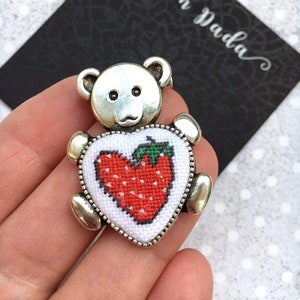 Osito de peluche alfiler de corazón de fresa. Broche inicial de la letra V. Dulce broche de amor de peluche. Regalo de San Valentín. Accesorios lindos para niños.