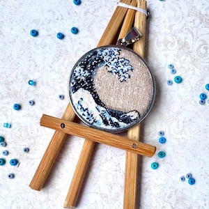 Die Weve-Halskette. Handstickerei. Miniatur. Hokusai. Schmuck.