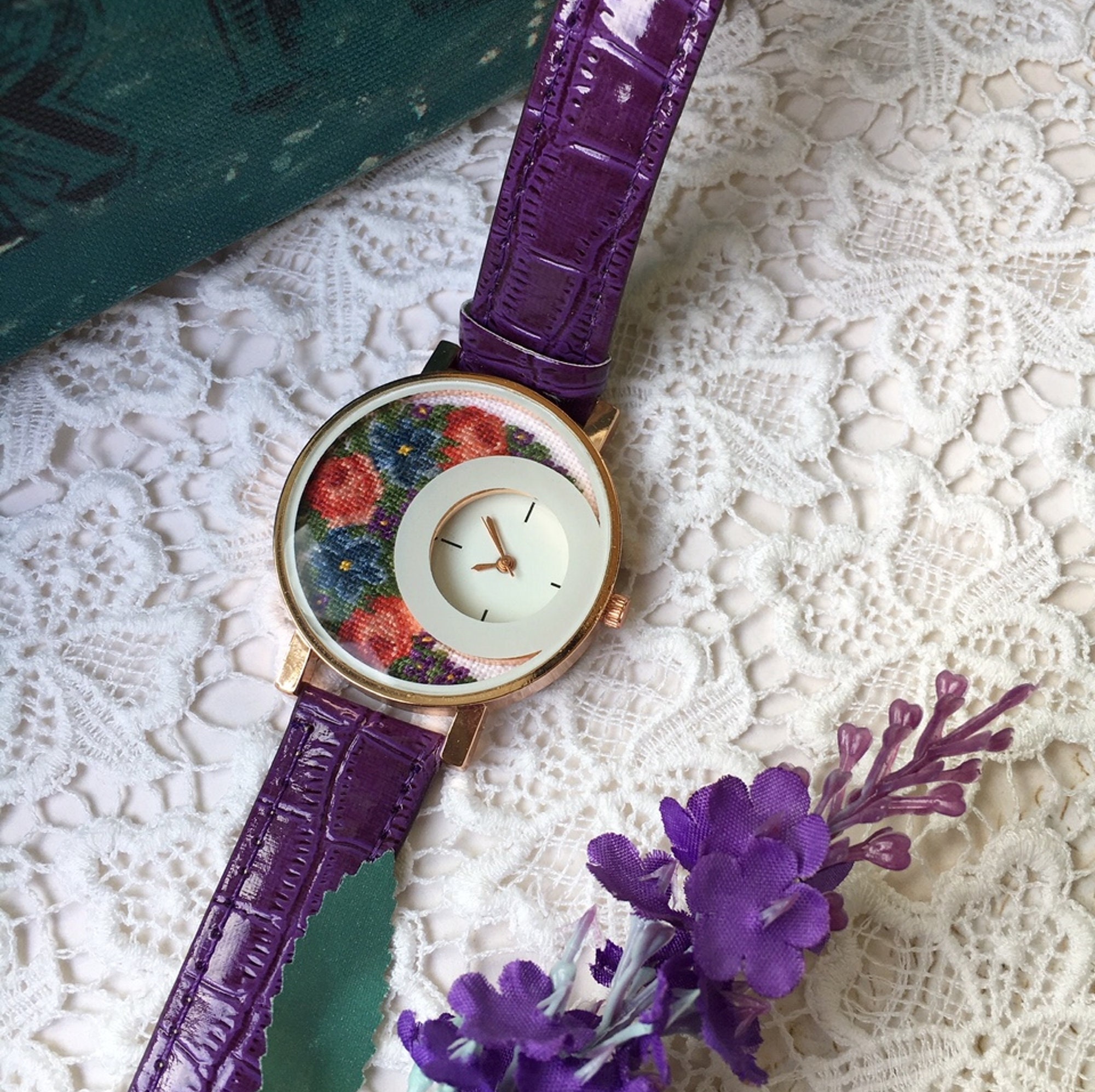 Acquista Orologio da polso al quarzo con quadrante con numeri arabi e cinturino in silicone con stampa floreale. Orologio alla moda in Italia a partire da 3.16