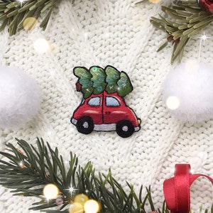 Kleines rotes Auto mit Tannenbaum. Gestickte Brosche. Geschenk zum Jahreswechsel. Saisonaler Schmuck. Party Brosche.