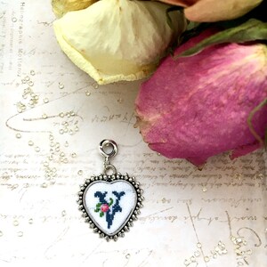 Colar inicial letra V coração azul com rosa. Presente de amor. Pingente bordado mês da flor do nascimento do monograma.