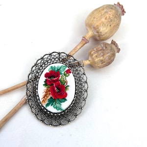 ヴィンテージスタイルのポピーブーケ。手刺繍のプチポイントブローチペンダント。女性へのギフト。